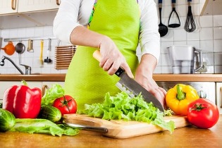 Un hombre que sabe cómo mejorar la potencia en casa. 