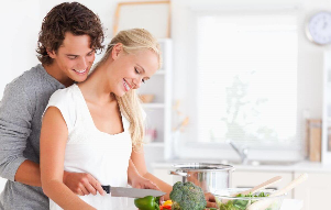 una joven pareja prepara